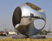 不銹鋼雕塑是工業(yè)發(fā)展的結(jié)果，豐富了雕塑市場(chǎng)